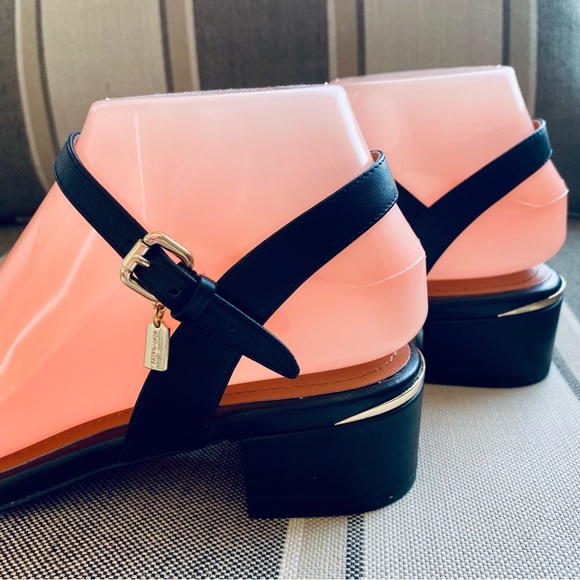 Coach Black Leather 2" Block Heel Gold Hardware Sandals Shoes Size 7 - Picture 3 of 13